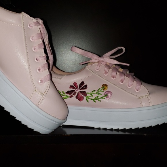 Shoes - Picture 2 of 3